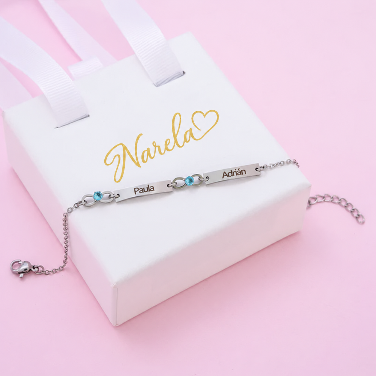 Pulsera personalizada junto a su caja y bolsa Narela
