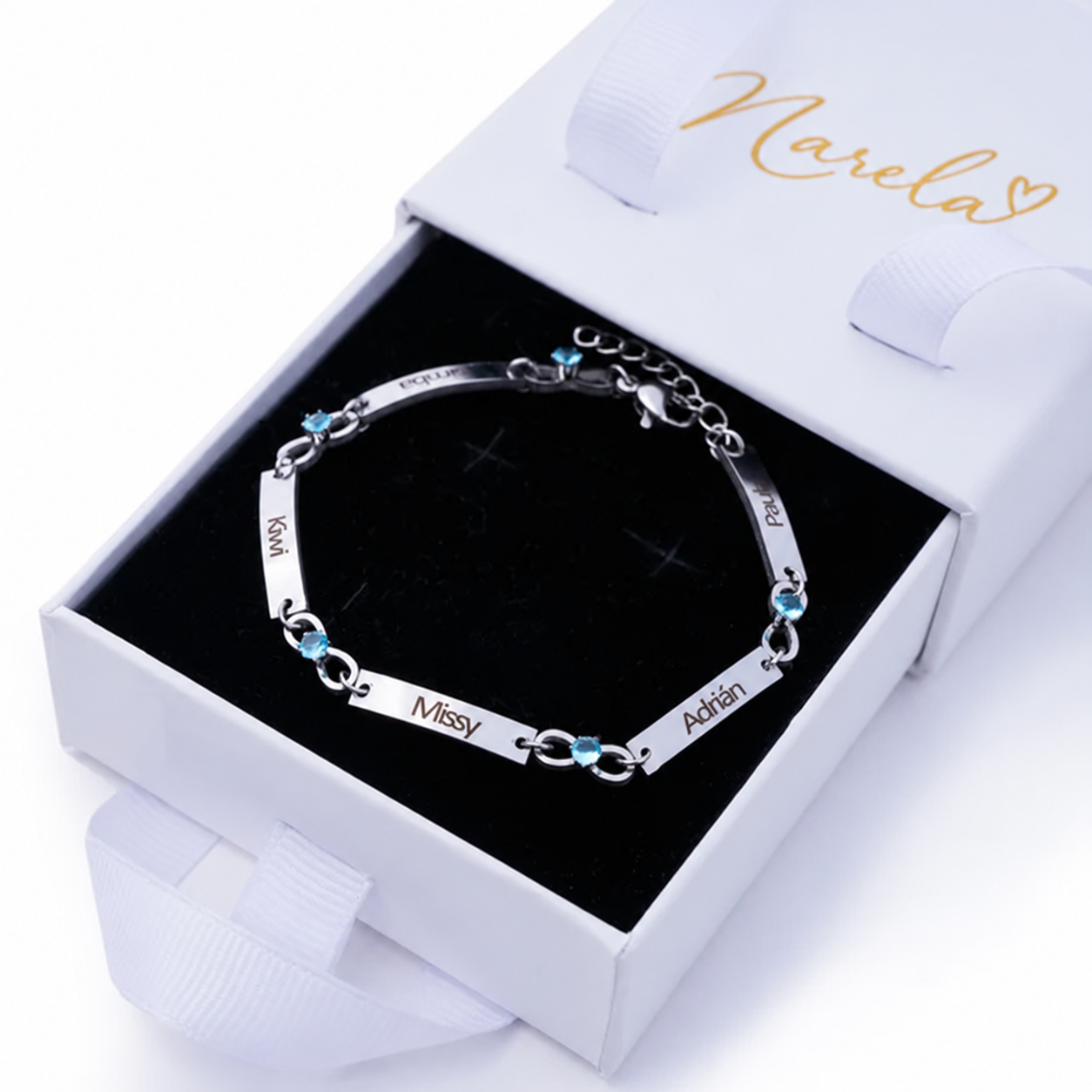 Pulsera con nombres en una caja Narela abierta